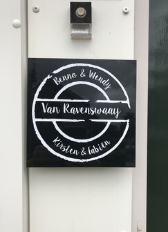 Kunststof naambord met wit ontwerp