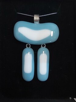 Hanger en oorbellen van glas lichtblauw en wit