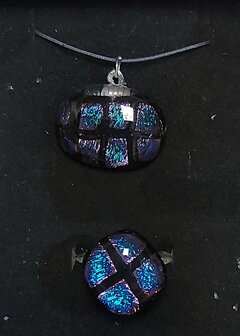 Hanger en ring van glas met zwart - blauw dichroic.