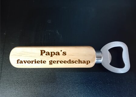 Bieropener van hout met gravering