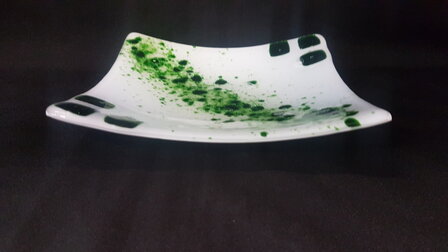 Witte glazen schaal met groene blokjes glitterglas