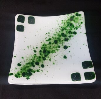 Witte glazen schaal met groene blokjes glitterglas