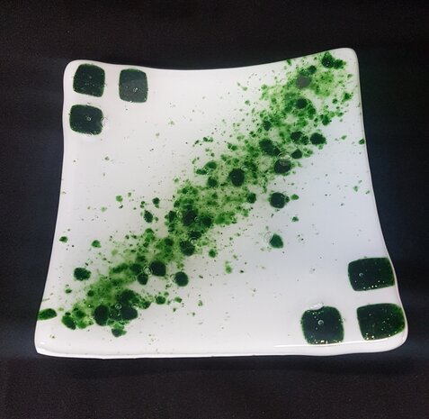 Witte glazen schaal met groene blokjes glitterglas