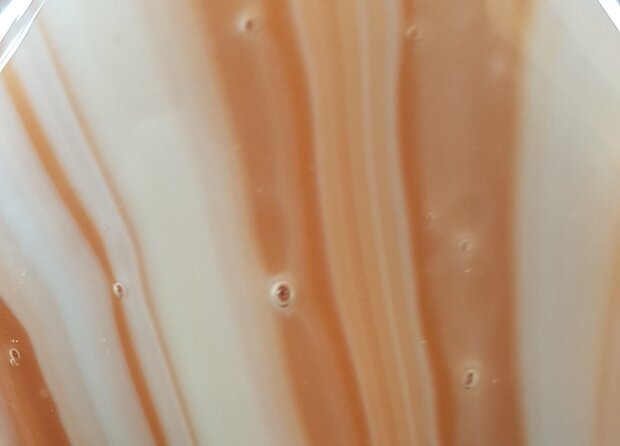 Vaas licht oranje/ bruin met wit, tevens te gebruiken als een sfeervol windlicht