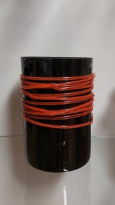 Glazen vaas zwart omringt met rode glasstringers 