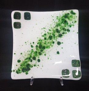 Witte glazen schaal met groene blokjes glitterglas