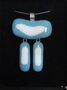 Hanger en oorbellen van glas lichtblauw en wit